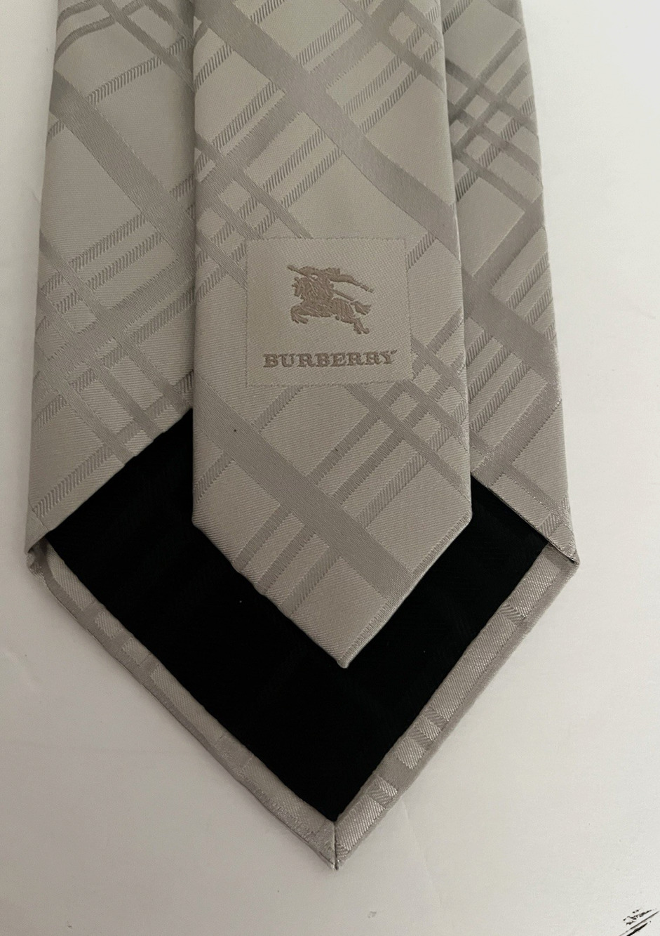 BURBERRY LONDON SILVER MENS TIE, EXCELLENT CONDITION, 3.5" by 56", 100% SILK
